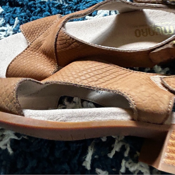 Munro Womens Jenny Brown tan embossed sandals size 7.5 - Picture 4 of 9